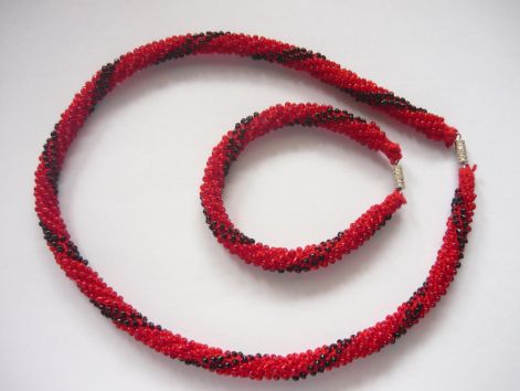 piros-fekete nyaklánc és karkötő (42-eskód)