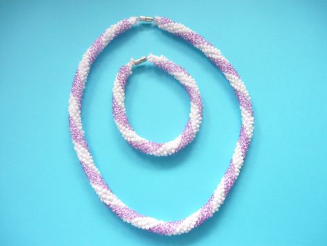 lila-fehér karkötő és nyaklánc (3-as kód)
